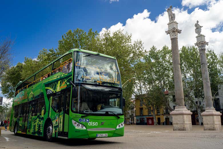 Disfrutando de la ruta en autobús por Sevilla