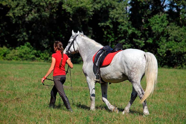 Preparándonos para el paseo a caballo