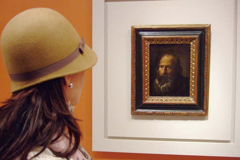 Admirando una obra del Museo