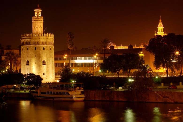 Vistas de la Torre del Oro desde el Guadalquivir