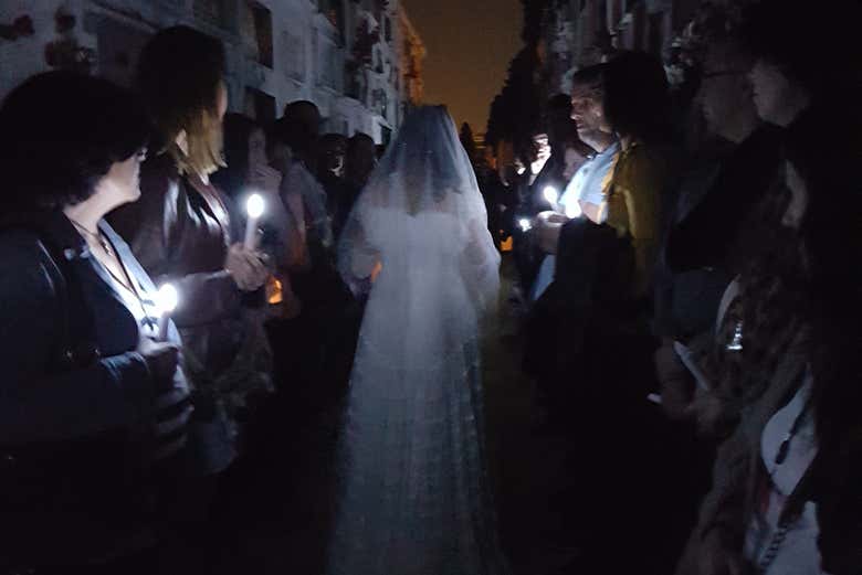 Recorriendo el cementerio con un extraño personaje