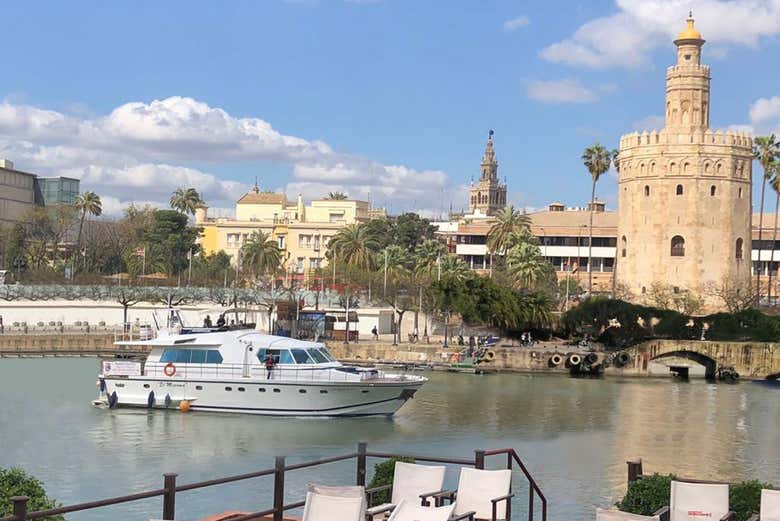 Navegando antes la Torre del Oro
