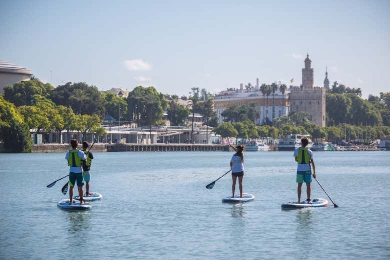 Remando junto a la Torre del Oro
