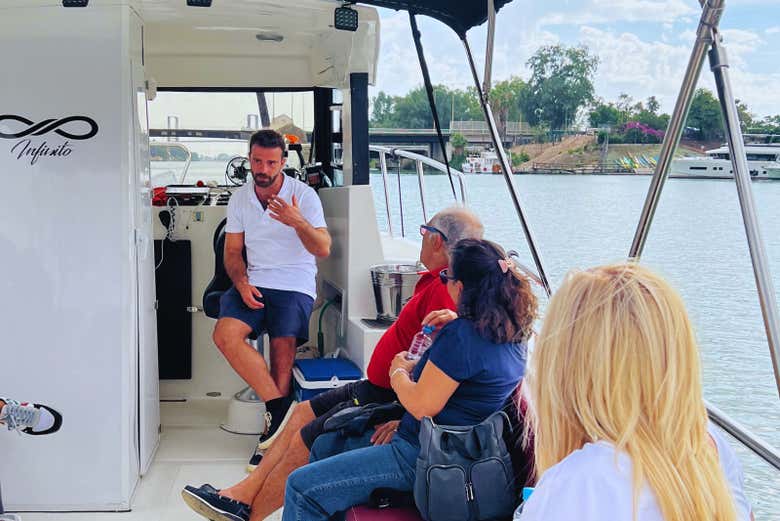 Grupo escuchando las explicaciones del guía a bordo del barco