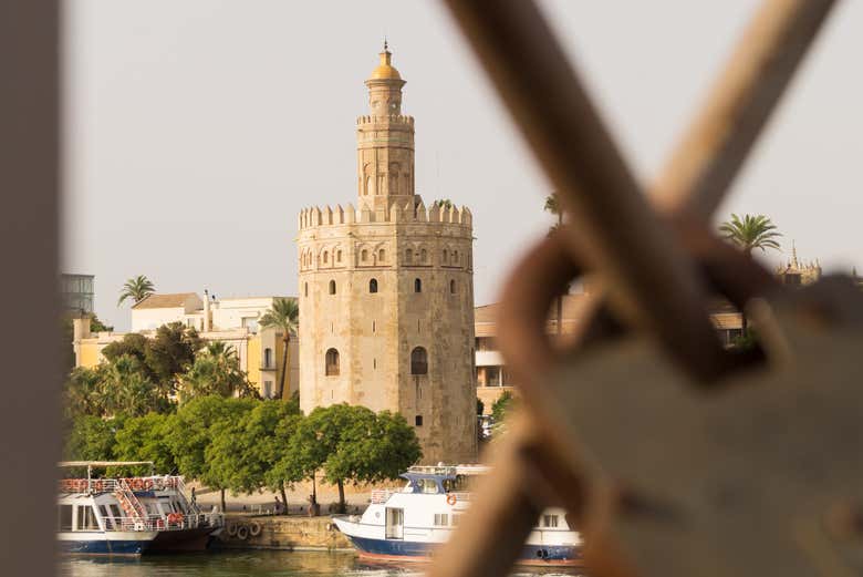 Contemplando la Torre del Oro