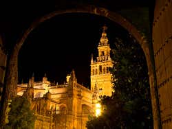 Vista nocturna de la Catedral de Sevilla