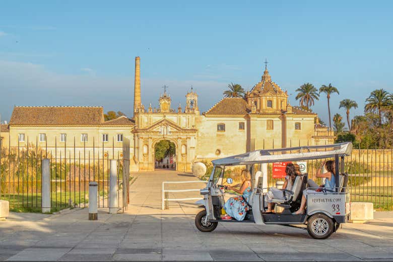 Disfrutando del tour en tuk tuk por Sevilla