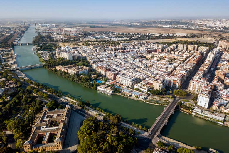 Vista aérea del río Guadalquivir a su paso por Sevilla